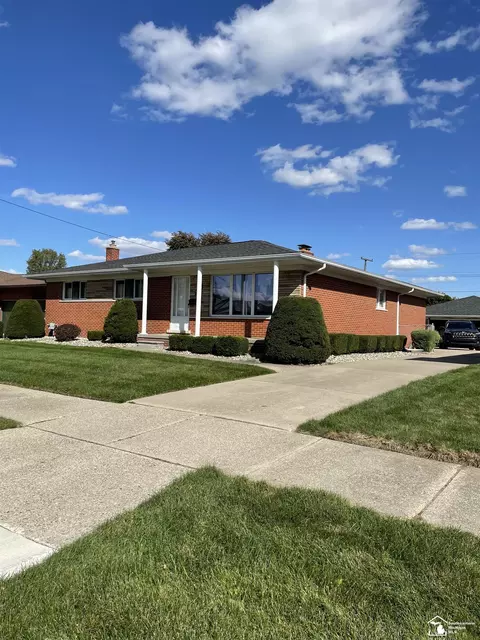 31256 Gilbert Dr, Warren, MI 48093