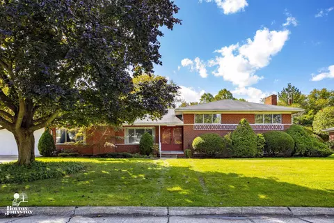 17 Briarcliff, Grosse Pointe Shores, MI 48236