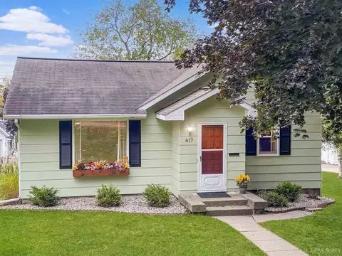 817 E H, Iron Mountain, MI 49801