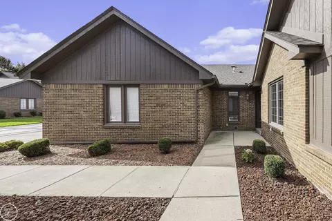 33720 Pine Rdg, Fraser, MI 48026