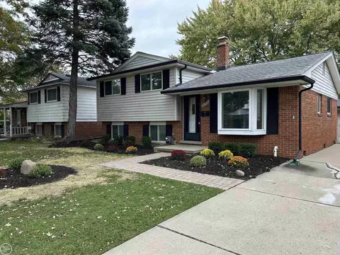 31504 Saint Margaret, Saint Clair Shores, MI 48082