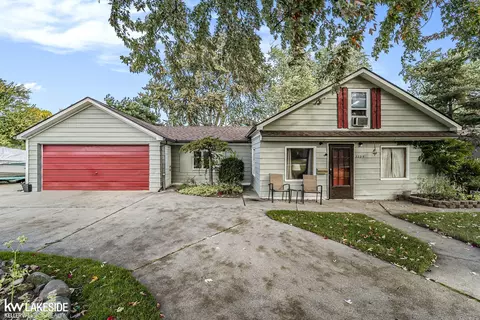 22215 Raymond, Saint Clair Shores, MI 48082