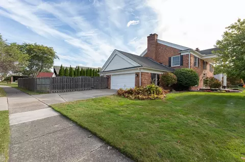 592 Thorn Tree, Grosse Pointe Woods, MI 48236 photo 44