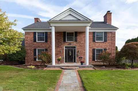 592 Thorn Tree, Grosse Pointe Woods, MI 48236