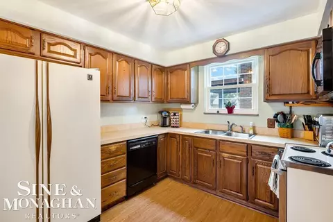 1694 Newcastle, Grosse Pointe Woods, MI 48236 photo 9
