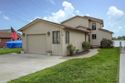 1557 Oakland Ave, Saint Clair, MI 48079