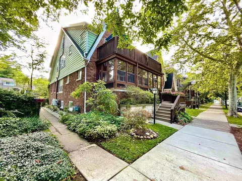 869 Beaconsfield, Grosse Pointe Park, MI 48230