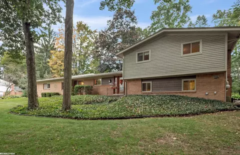 21201 E Chigwidden, Northville, MI 48167