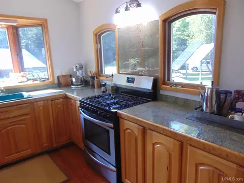 21194 Vick S, L'anse, MI 49946 photo 9