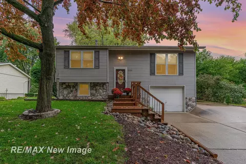 3212 Fairlane, Midland, MI 48642