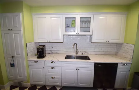 855 Harcourt, Grosse Pointe Park, MI 48230 photo 6