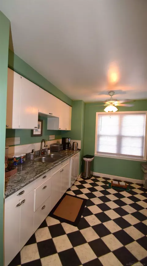 855 Harcourt, Grosse Pointe Park, MI 48230 photo 32