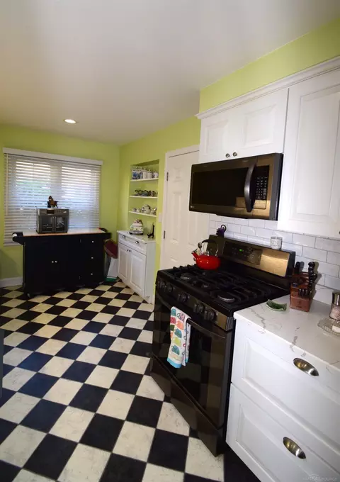 855 Harcourt, Grosse Pointe Park, MI 48230 photo 5