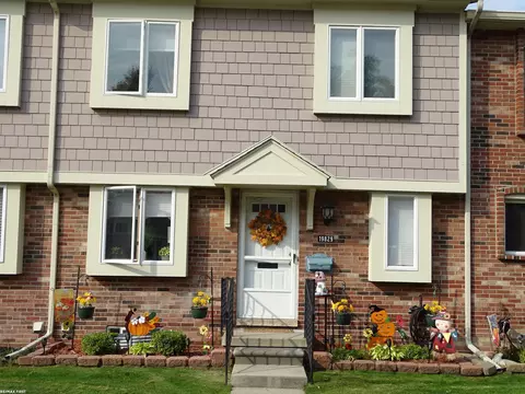19829 Great Oaks N, Clinton Township, MI 48036