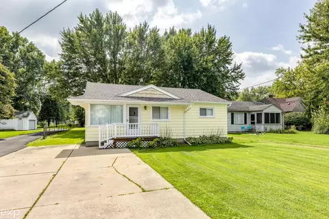 27300 S S Riv, Harrison Township, MI 48045