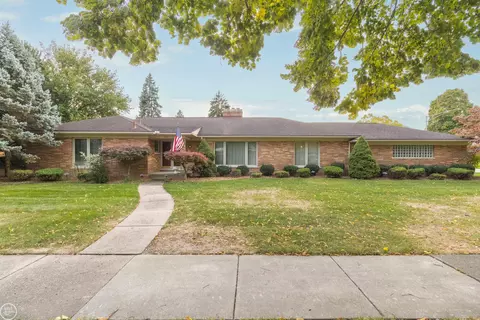 689 Birch Ln, Grosse Pointe Woods, MI 48236