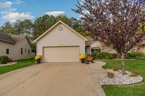 833 Whispering Pnes, Bay City, MI 48708