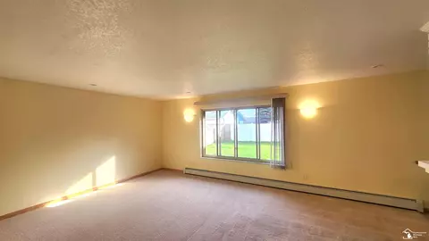 7528 Apache, Temperance, MI 48182 photo 9