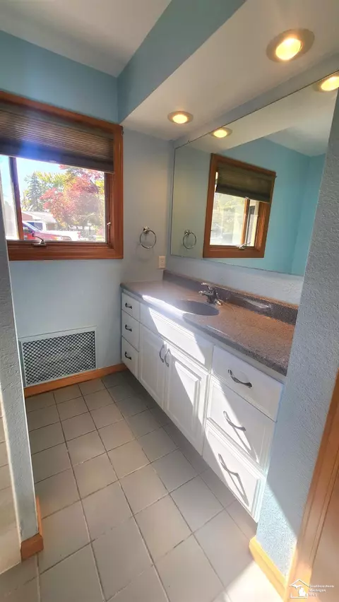 7528 Apache, Temperance, MI 48182 photo 26