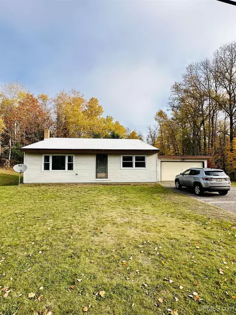 712 Cooper Lk, Ishpeming, MI 49849