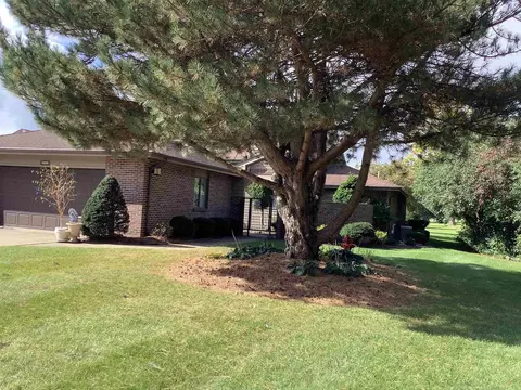 2698 Oakmont, Bay City, MI 48706