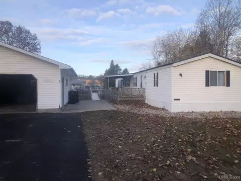 3 Parkway Dr, Gladstone, MI 49837