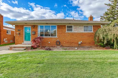 27211 W Crestmont, Roseville, MI 48066