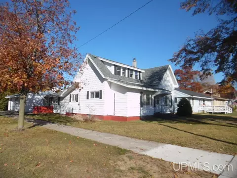 1724 Montana, Gladstone, MI 49837