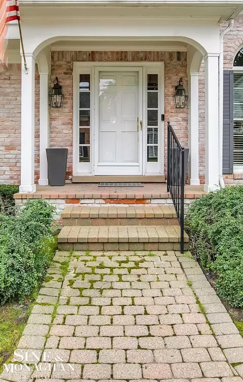 934 Lochmoor, Grosse Pointe Woods, MI 48236 photo 2