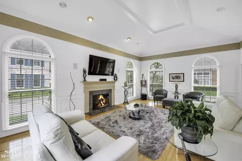 934 Lochmoor, Grosse Pointe Woods, MI 48236 photo 6