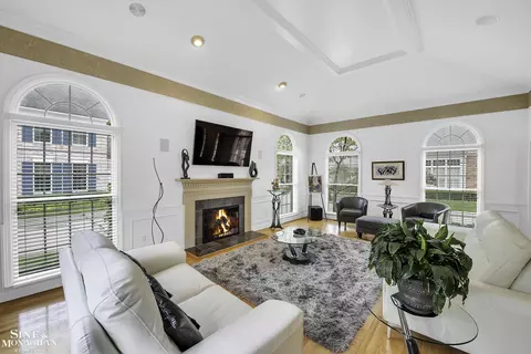 934 Lochmoor, Grosse Pointe Woods, MI 48236 photo 7