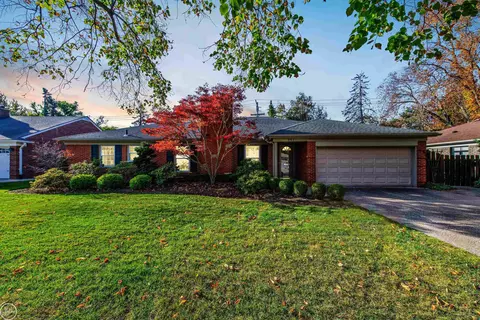 861 Shoreham Rd, Grosse Pointe Woods, MI 48236 photo 2