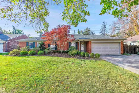 861 Shoreham Rd, Grosse Pointe Woods, MI 48236