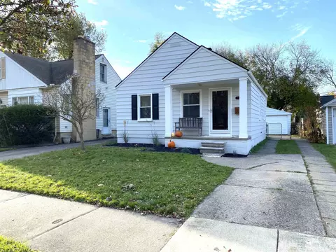 2223 Ridgemont, Grosse Pointe Woods, MI 48236