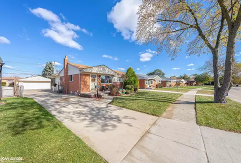 18127 Rainbow, Fraser, MI 48026 photo 3