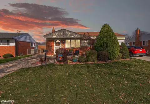 18127 Rainbow, Fraser, MI 48026 photo 2