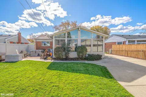 18127 Rainbow, Fraser, MI 48026 photo 9