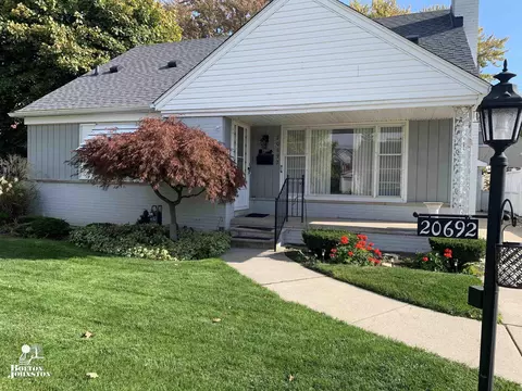 20692 Wedgewood, Grosse Pointe Woods, MI 48236