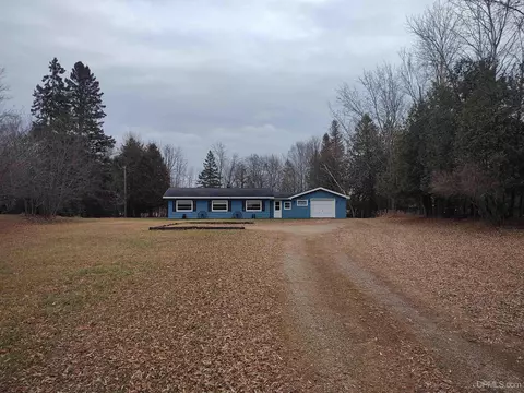 9076 Bay Shr, Gladstone, MI 49837