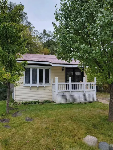 182 River Trl, Bay City, MI 48706