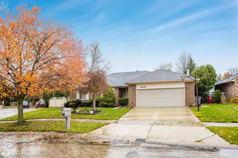 16500 Woodstream Dr, Clinton Township, MI 48038