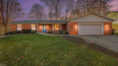 56809 Saint James Dr, Shelby Township, MI 48316