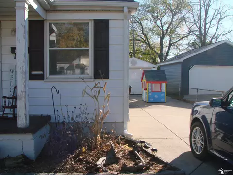 310 Bentley, Monroe, MI 48162 photo 2