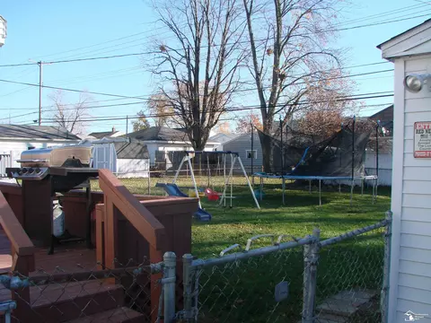 310 Bentley, Monroe, MI 48162 photo 3