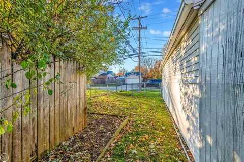 2079 Hampton Rd, Grosse Pointe Woods, MI 48236 photo 36