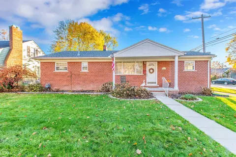 2079 Hampton Rd, Grosse Pointe Woods, MI 48236