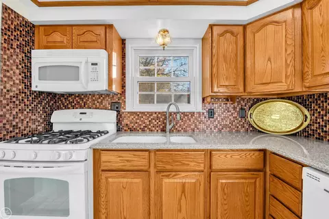 2079 Hampton Rd, Grosse Pointe Woods, MI 48236 photo 21