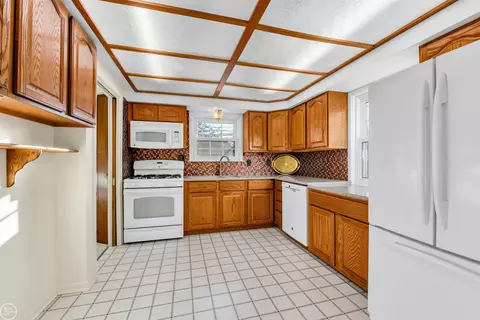 2079 Hampton Rd, Grosse Pointe Woods, MI 48236 photo 20