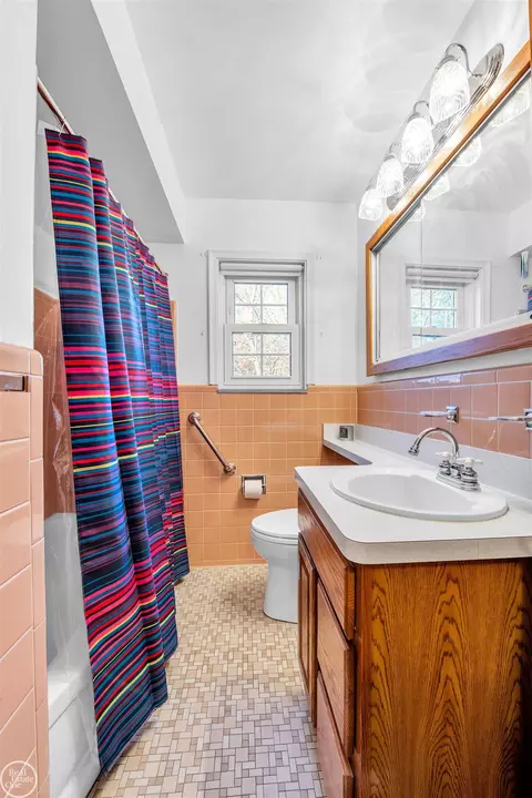 2079 Hampton Rd, Grosse Pointe Woods, MI 48236 photo 13