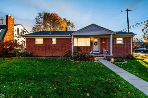 2079 Hampton Rd, Grosse Pointe Woods, MI 48236 photo 30